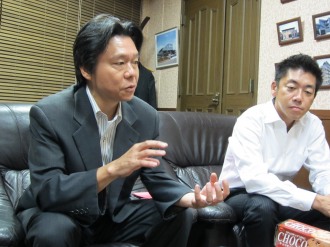 田中理事長（右）と松川支部長（左）
