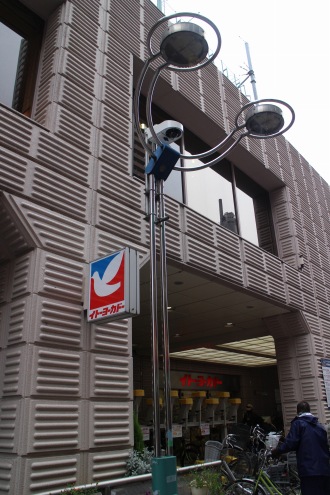 防犯カメラが設置された街路灯