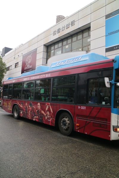 武蔵小杉駅北口の川崎ブレイブサンダースラッピングバス