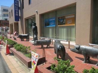川崎信用金庫住吉支店の「豚飼いの像」