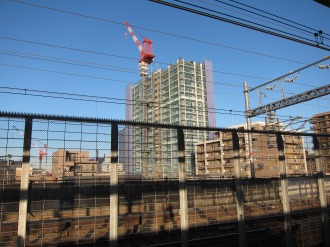 横須賀線武蔵小杉駅から見たブリリア武蔵小杉
