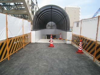 人道地下通路の入口（南側）