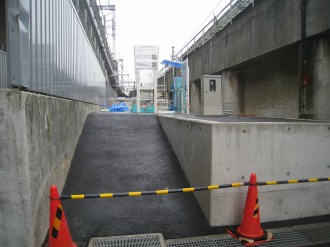 新幹線・横須賀線の間の民営駐輪場