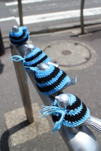 フロンターレカラーの手編み服をまとった小鳥たち