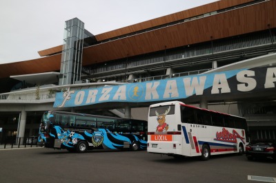 川崎フロンターレと鹿島アントラーズのバス
