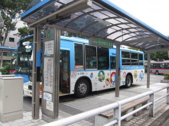 武蔵小杉駅北口ロータリーのラッピングバス