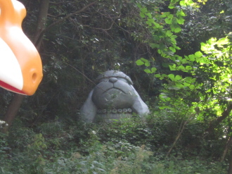 奥の茂みのバウワンコ像