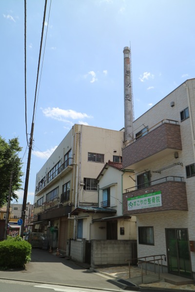 交差点の古い建物