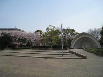 中原平和公園の広場