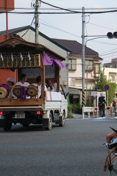 綱島街道を渡る一団