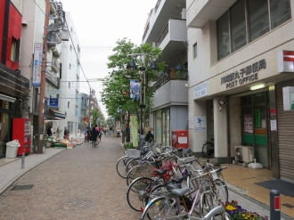 川崎新丸子郵便局移転先(左奥)と現在の所在地(右手前)