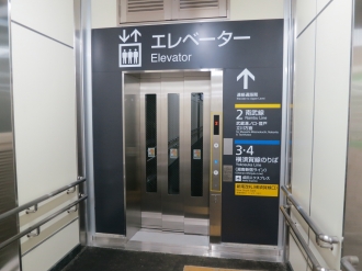 新設されたエスカレーターとエレベーター（ホーム階）