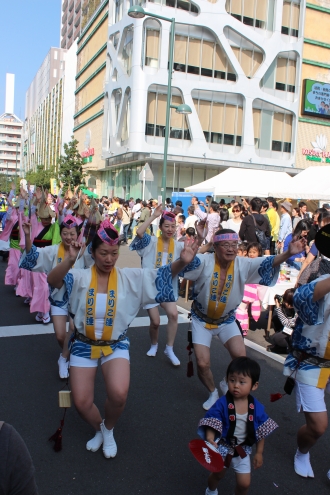 多摩川丸子連「コスギフェスタ2015」での女性の男踊り