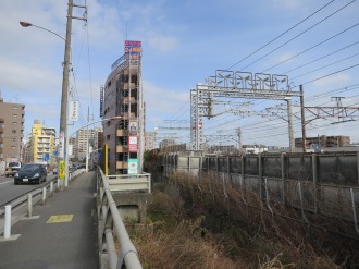 上丸子跨線橋と新幹線高架（中央奥が動物救急医療センター）