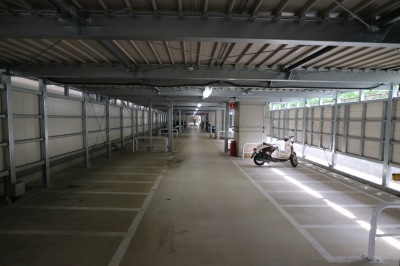 東急武蔵小杉駅南口高架下に整備されたバイク駐車場