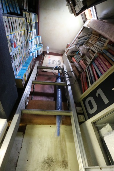 天井近くにも並ぶ商品