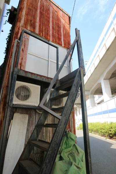 2階への階段と来店者用入口