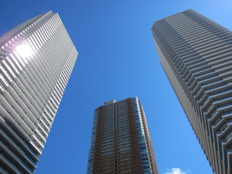 リエトコート武蔵小杉イーストタワー（写真左）