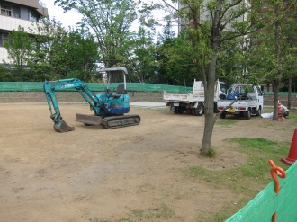 円形広場の芝生張り替え作業