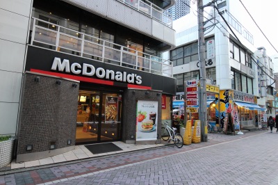 2月末に閉店するセンターロード入口の「マクドナルド武蔵小杉店」