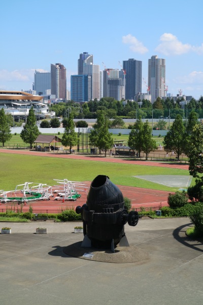 川崎市市民ミュージアム2階から見えるトーマス転炉と、武蔵小杉の高層ビル群