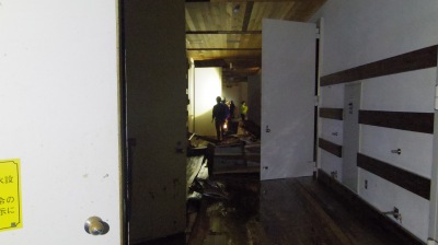 収蔵庫の通路(改善前)
