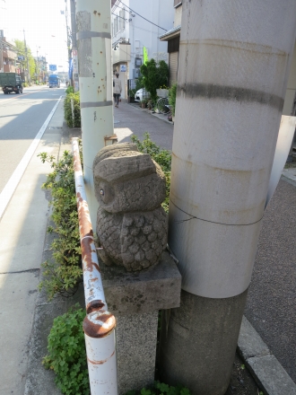 中原街道を見守るフクロウの石造