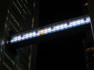 渡り廊下のライトアップ（薄い青に、ワンポイントのオレンジ）