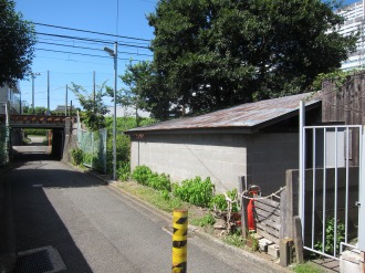 南武線とNEC玉川事業場の弓道場