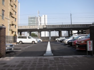 駐車場から見える新幹線高架とNEC玉川事業場