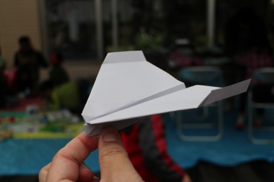 「なかはら子ども未来フェスタ」での紙飛行機作り