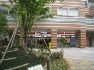 am/pm武蔵小杉駅前店と中原市民館の外壁
