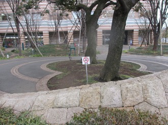 パークシティ武蔵小杉ミッドスカイタワーの禁煙標示塔（中原市民館前）