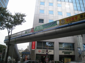 武蔵小杉駅北口ロータリーの歩道橋