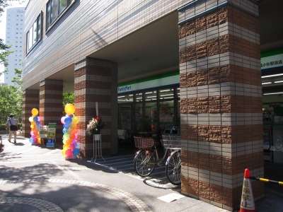 ミッドスカイタワー1階の「ファミリーマート武蔵小杉駅前店」