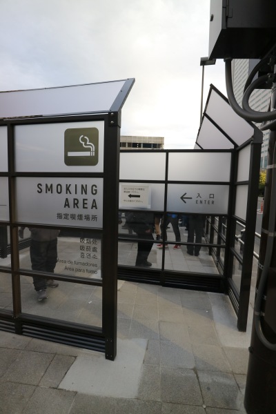 指定喫煙場所の入口