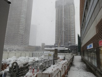 東急武蔵小杉駅東側の積雪