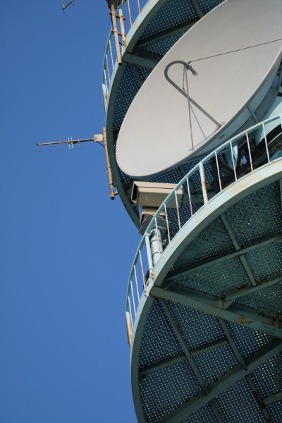 鉄塔最上部の通信機器とカメラ
