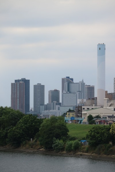 武蔵小杉の高層ビル群と、多摩川清掃工場の煙突