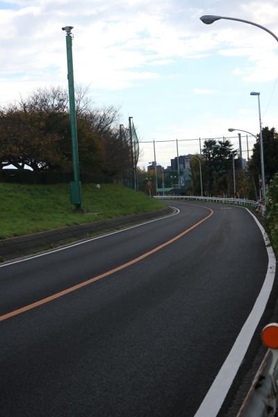 交通規制が行われた多摩沿線道路