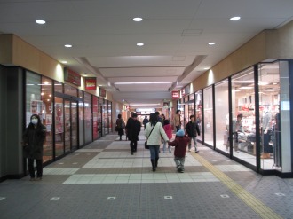 東急武蔵小杉駅構内の「Sガスト」（左）と「ユニクロ」（右）
