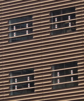 駅ビル壁面の窓
