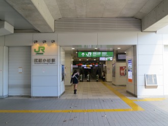 強風時、一部シャッターの閉まるJR武蔵小杉駅（新南口）