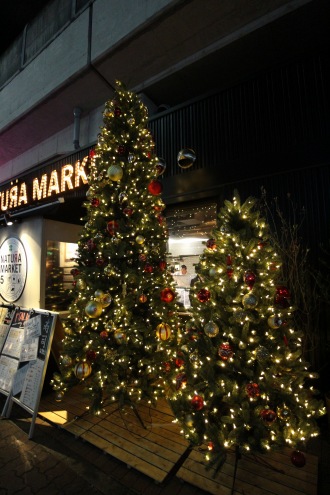 「NATURA MARKET」のクリスマスツリーと、雪だるま