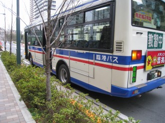 レジデンス・ザ・武蔵小杉前に停車した臨港バス