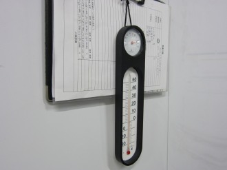 連絡通路の温度・湿度計