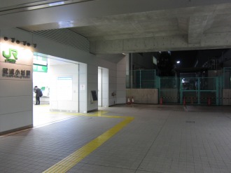 横須賀線武蔵小杉駅改札口外側の広場
