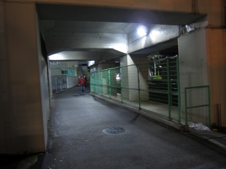 横須賀線武蔵小杉駅南側ガード下