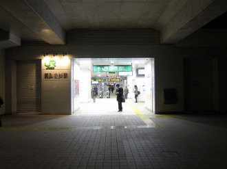 シャッターの一部が閉鎖された横須賀線武蔵小杉駅改札口